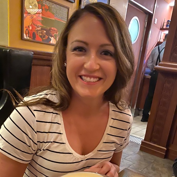 Profile Picture of Tori Lowe (@tomowery) on Poshmark