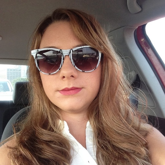 Profile Picture of Alison Lesakowski (@ladiemarie) on Poshmark