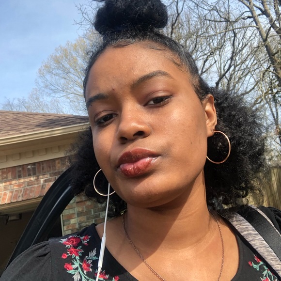 Profile Picture of Seaonna Spratt (@seaonnas) on Poshmark