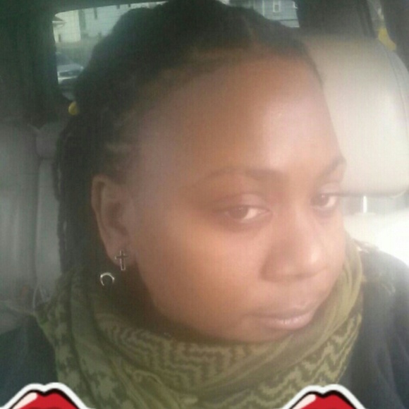 Profile Picture of Yolanda Evans (@yevans260) on Poshmark