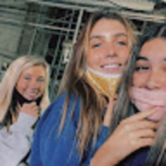 Chloe Bartlett - Poshmark Profile Picture of Chloe Bartlett (@chloebartlet328) on Poshmark