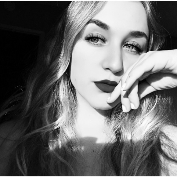 Profile Picture of Emily Welkowitz (@emmahlee14) on Poshmark