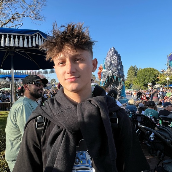 Profile Picture of Andrew Salcido (@andrew_saltino) on Poshmark