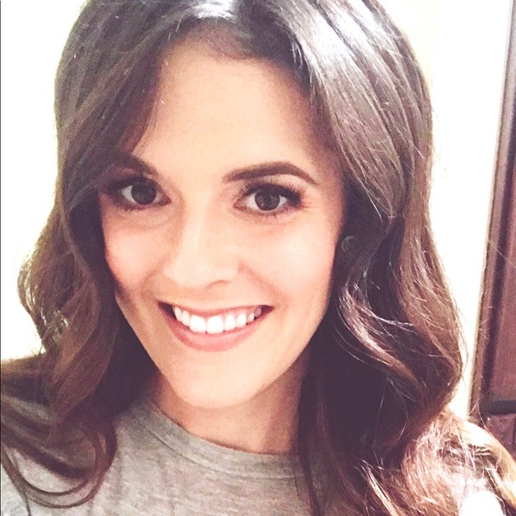 Profile Picture of Allison Utter (@allison_utter) on Poshmark