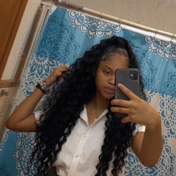 Profile Picture of Rayshel Fields (@rayshelfields) on Poshmark