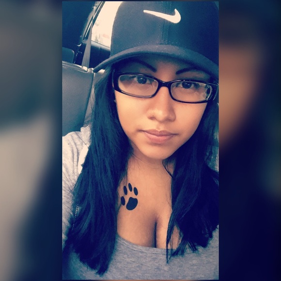 Profile Picture of Jennifer Elias (@jennyel) on Poshmark