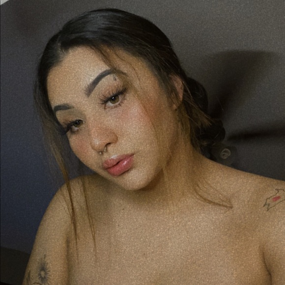 Profile Picture of Val Bastos (@val_bastos) on Poshmark