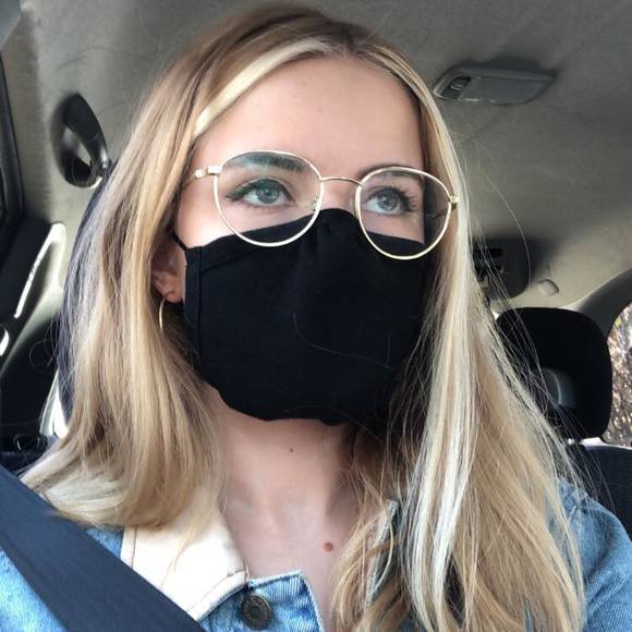 Profile Picture of Laura Benson (@lauracres) on Poshmark