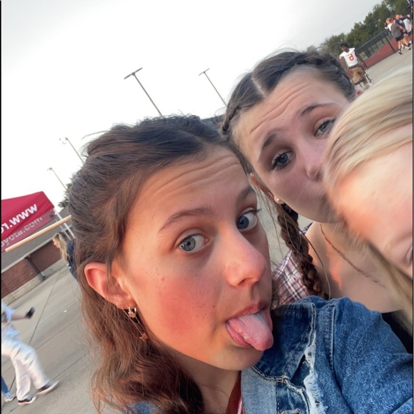 Profile Picture of Izzie Ciolkosz (@izzie_ciolkosz) on Poshmark