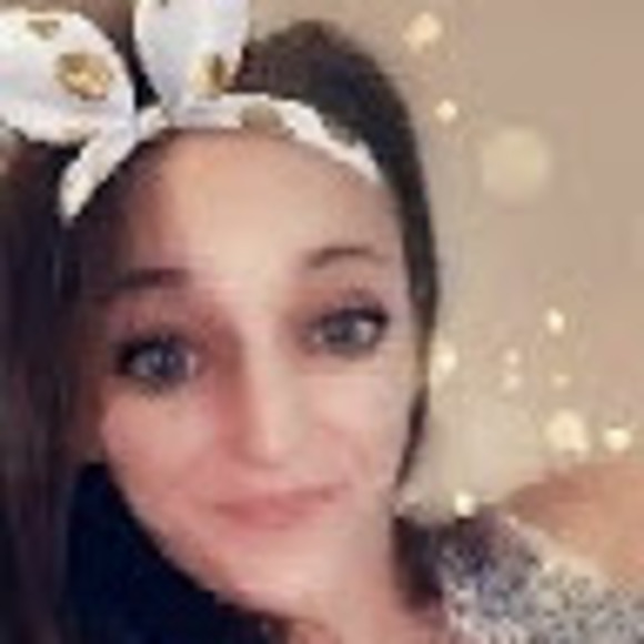 Celeste Yelvington - Poshmark Profile Picture of Celeste Yelvington (@c_yelvington) on Poshmark