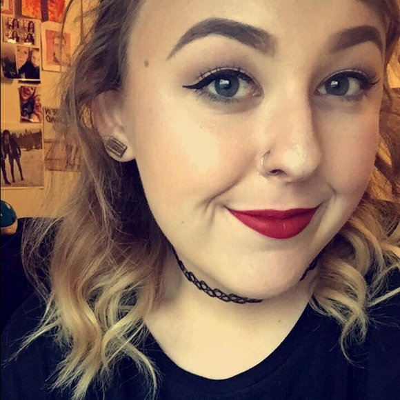 Profile Picture of Courtnay Tassillo (@courtnaytassill) on Poshmark