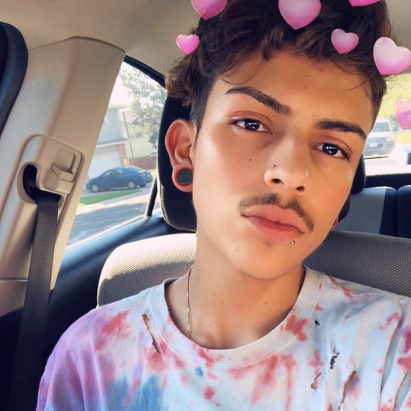 Profile Picture of Dominic Montoya (@domd0mm) on Poshmark