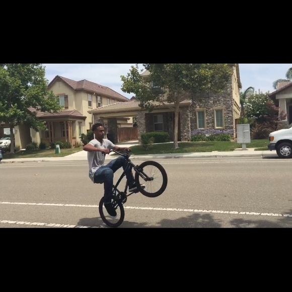 Profile Picture of Omar Taha (@iu7u13) on Poshmark