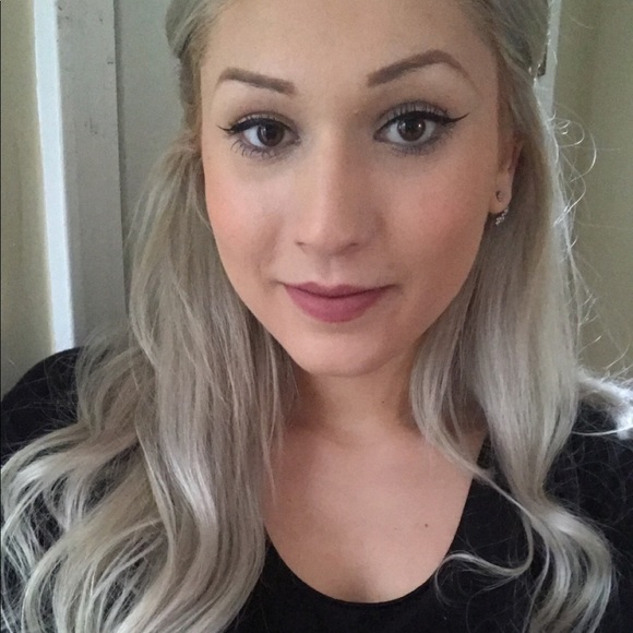 Profile Picture of Jackie Nadeau (@jackierose_) on Poshmark