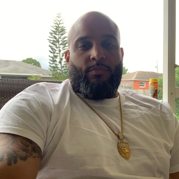 Profile Picture of Lesking Reyes (@leskingr) on Poshmark