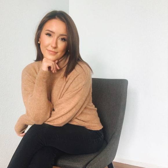 Profile Picture of Samantha Rodenbeck (@samanthaloren) on Poshmark