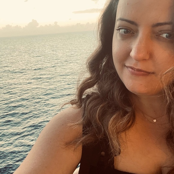 Profile Picture of Genevieve Darrouzet (@gennymarie_3) on Poshmark