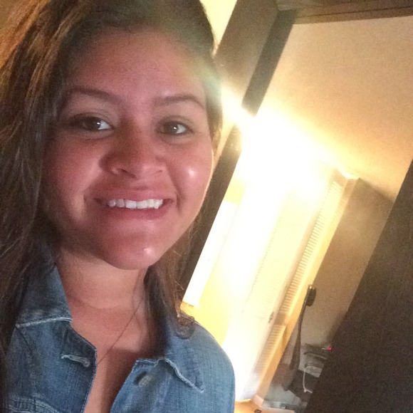 Profile Picture of Victoria Flecha (@vflecha) on Poshmark