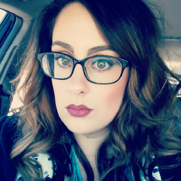 Profile Picture of Bailey Rush (@bailey_elle) on Poshmark