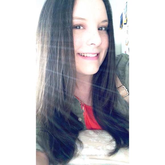 Profile Picture of Danielle Shifflette (@danideelion) on Poshmark