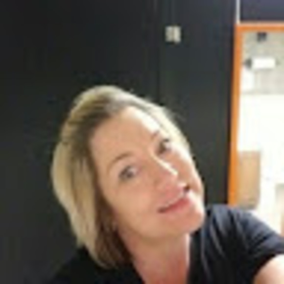 Profile Picture of April Statzer (@astatzer40) on Poshmark