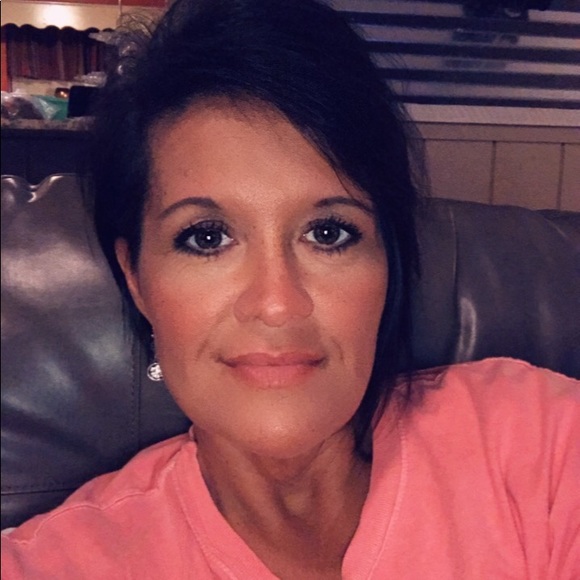 Profile Picture of Ashleigh Roach (@ashleigh1673) on Poshmark