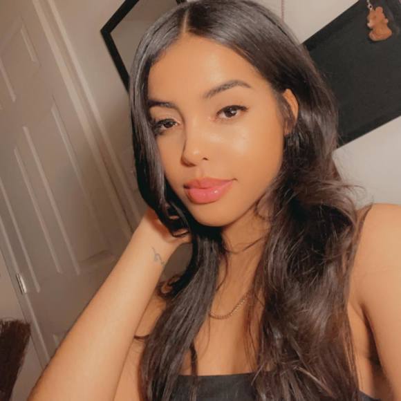 Profile Picture of Aniberka Ferreira reyes (@aniberka04) on Poshmark