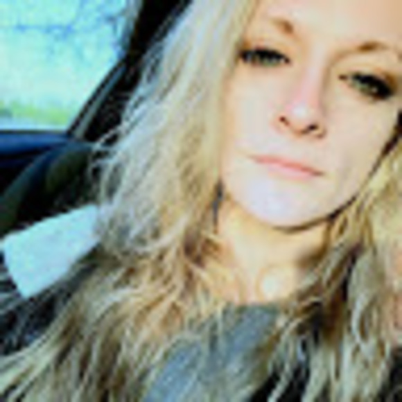 Profile Picture of Robin Leonard (@robinleo3825) on Poshmark