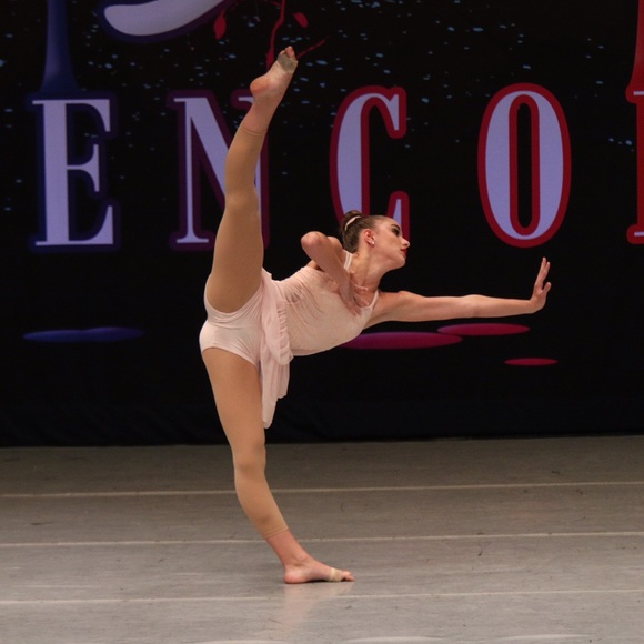 Profile Picture of Taylor Farrell (@taymae2002) on Poshmark