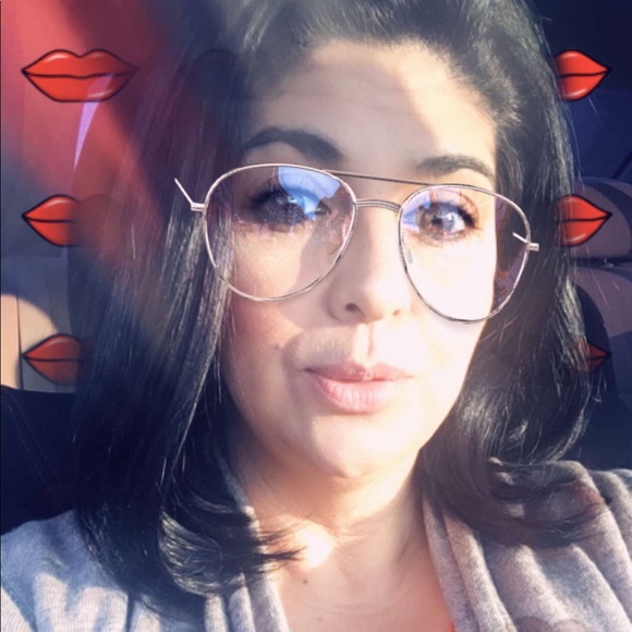 Profile Picture of Oguilvia Aguirre (@ogui72) on Poshmark