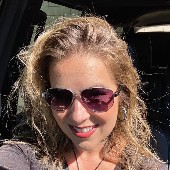 Profile Picture of Miriam Walkowski (@miriamwalkowski) on Poshmark