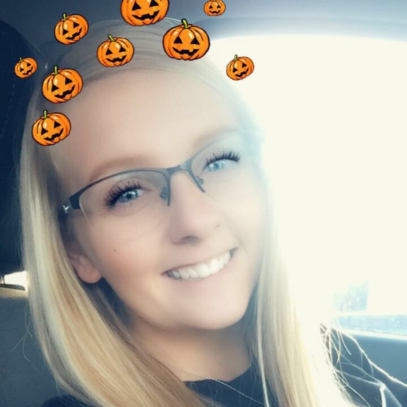 Profile Picture of Alexis Applegate (@aapplegate59) on Poshmark