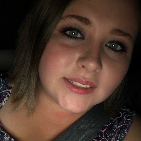 Profile Picture of Melissa Howard (@melissancameron) on Poshmark