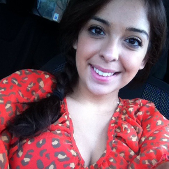 Profile Picture of Victoria Flores (@vicky9345) on Poshmark