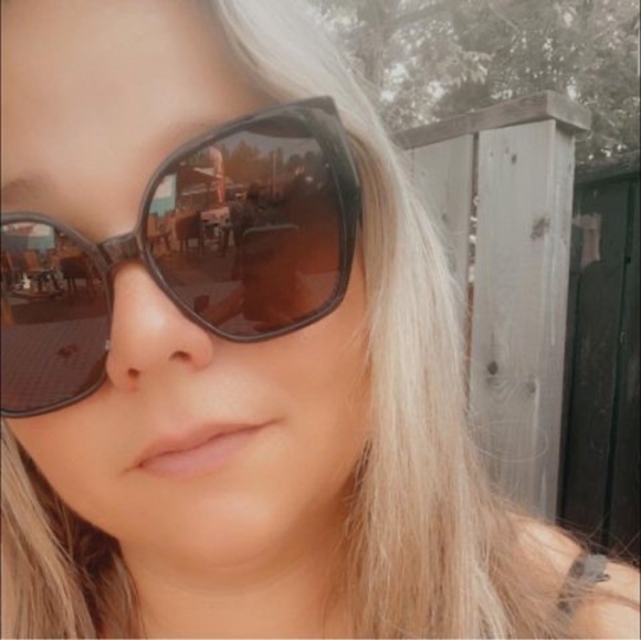 Profile Picture of Kim Melcher (@kimmy_f33) on Poshmark