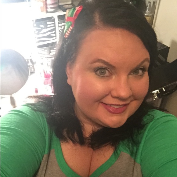 Profile Picture of Mindy Greeson (@mindygreeson) on Poshmark