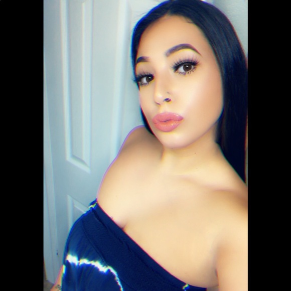 Profile Picture of Samantha Mazzone (@smazzone) on Poshmark