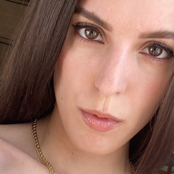 Profile Picture of Tanya Cramp (@tanyacramp) on Poshmark
