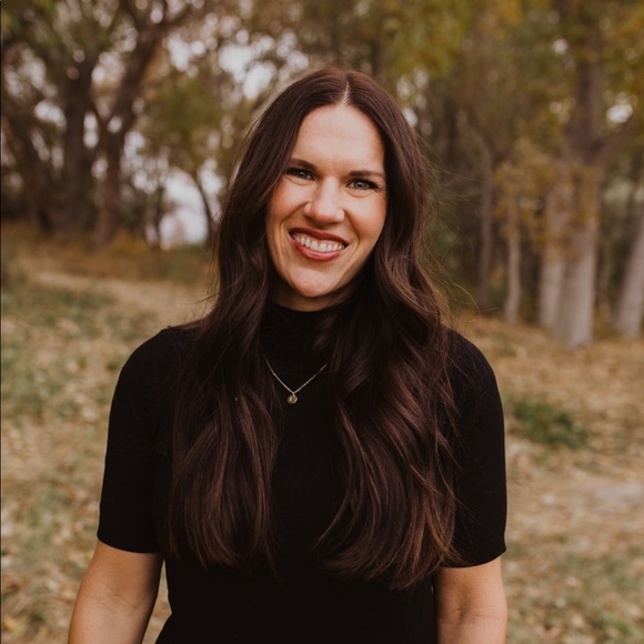 Profile Picture of Lisa Grimm (@grimmsby5) on Poshmark