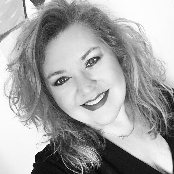 Profile Picture of Meredith Cook (@mmcradg) on Poshmark