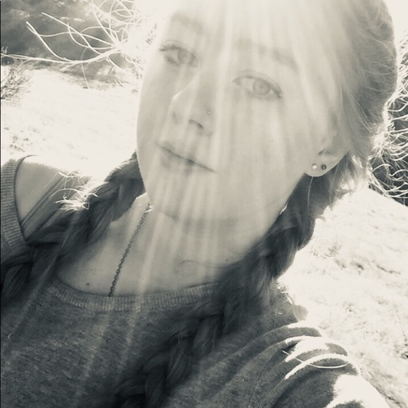 Miranda Cassée - Poshmark Profile Picture of Miranda Cassée (@auto_pilot) on Poshmark