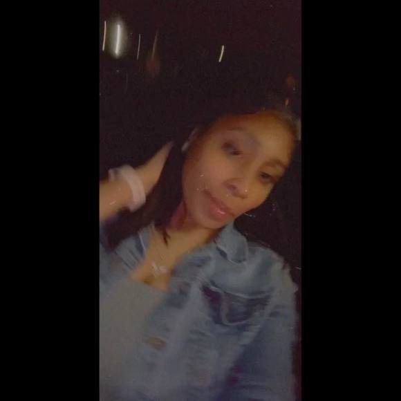 Profile Picture of Tyeasha Robertson (@tyeashar) on Poshmark