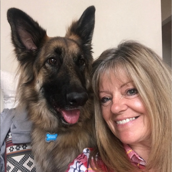 Profile Picture of Shelly Haynes (@fashonfindes) on Poshmark