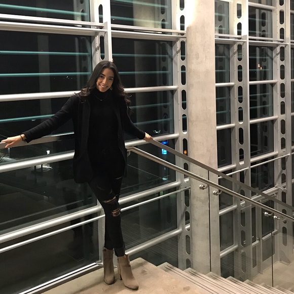 Profile Picture of Stephanie Trinidad (@stephanietrini) on Poshmark