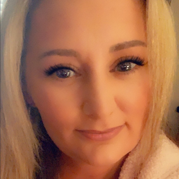 Profile Picture of Cheri Norry (@cherinorry) on Poshmark