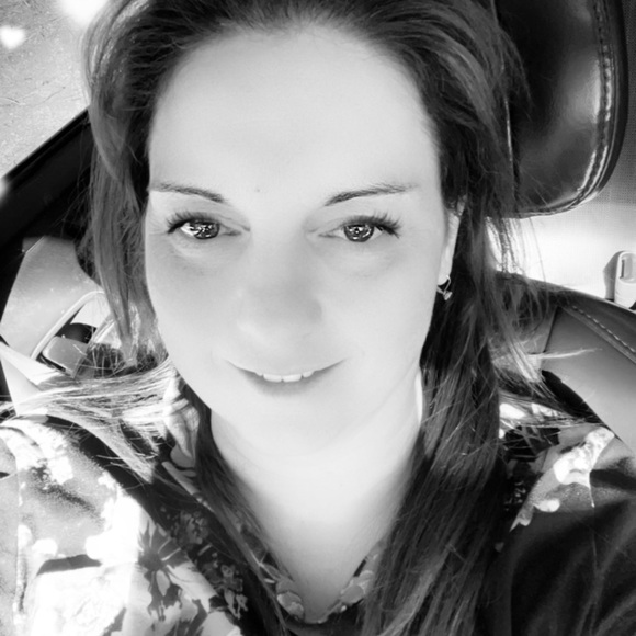 Profile Picture of Melissa Beckemeier (@mbeckemeier) on Poshmark