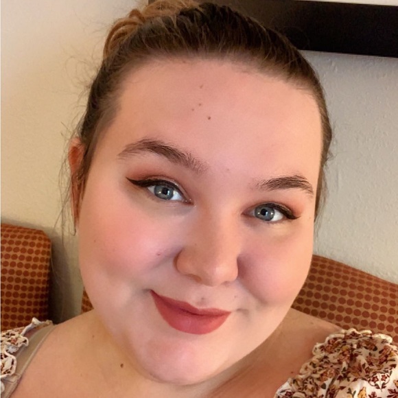 Profile Picture of Emily Wolfe (@emilywolfe2000) on Poshmark