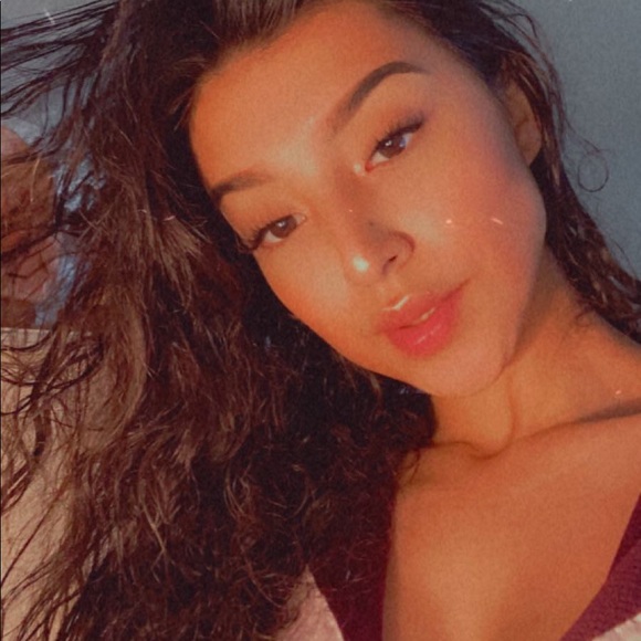 Profile Picture of Vianey Guzman (@vianeyy1802) on Poshmark