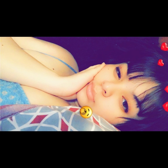 Profile Picture of Anissa Alvarado (@nieons) on Poshmark