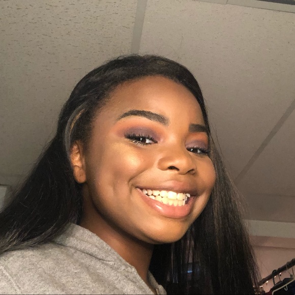 Profile Picture of Sanhiya Debarros (@sanhiya12) on Poshmark